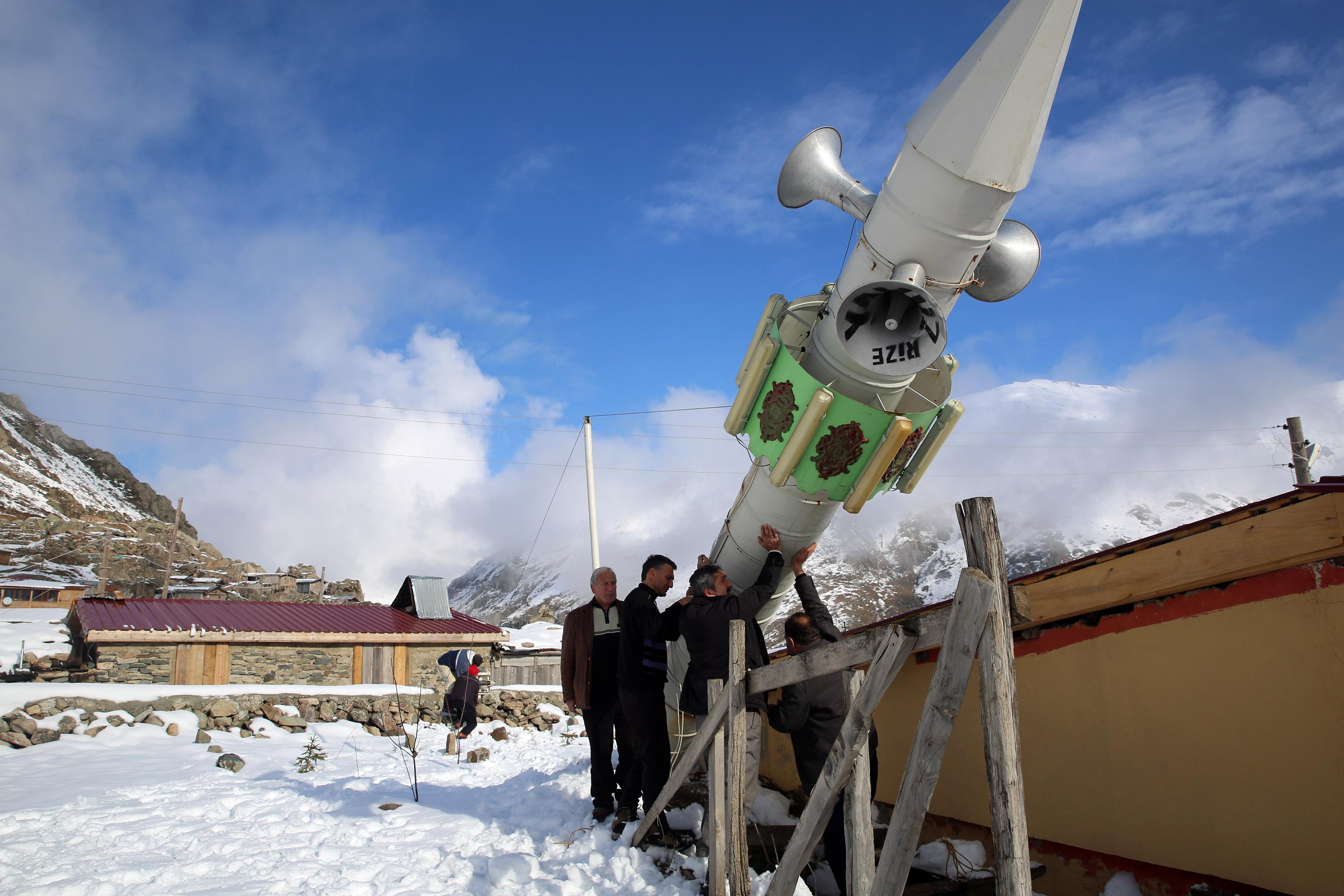 Minareyi çığdan, yan yatırarak koruyorlar - 6
