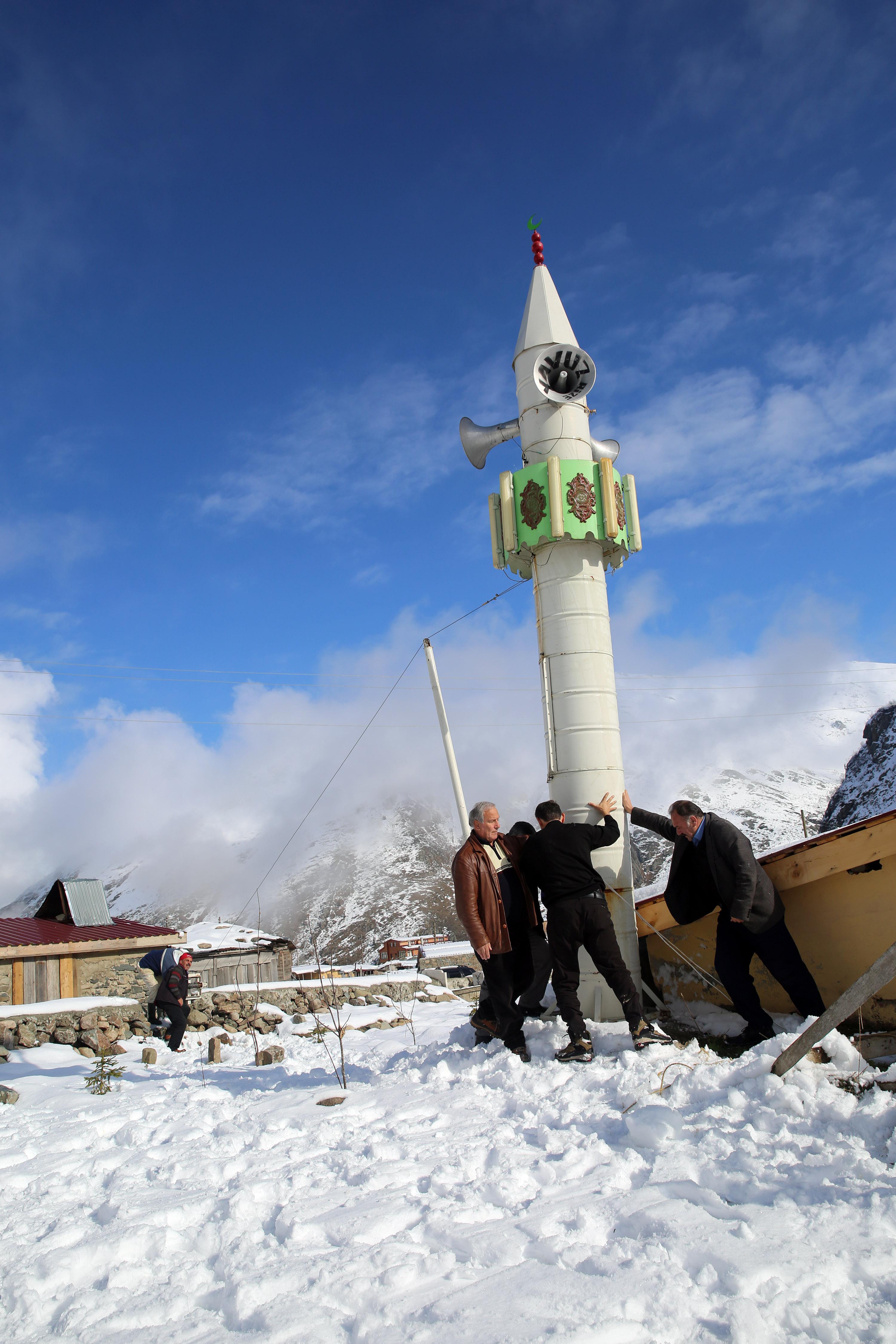 Minareyi çığdan, yan yatırarak koruyorlar - 9
