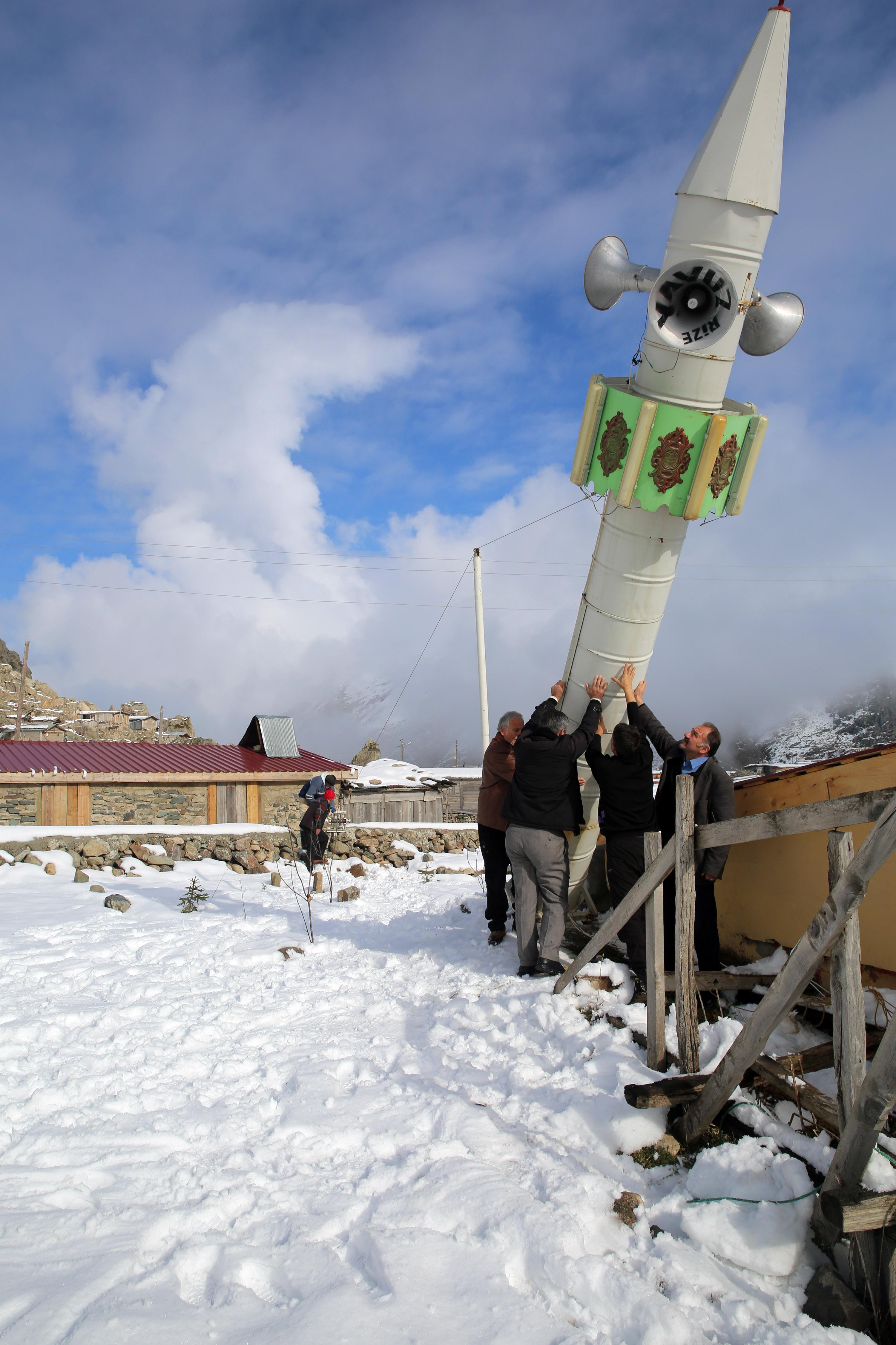 Minareyi çığdan, yan yatırarak koruyorlar - 12