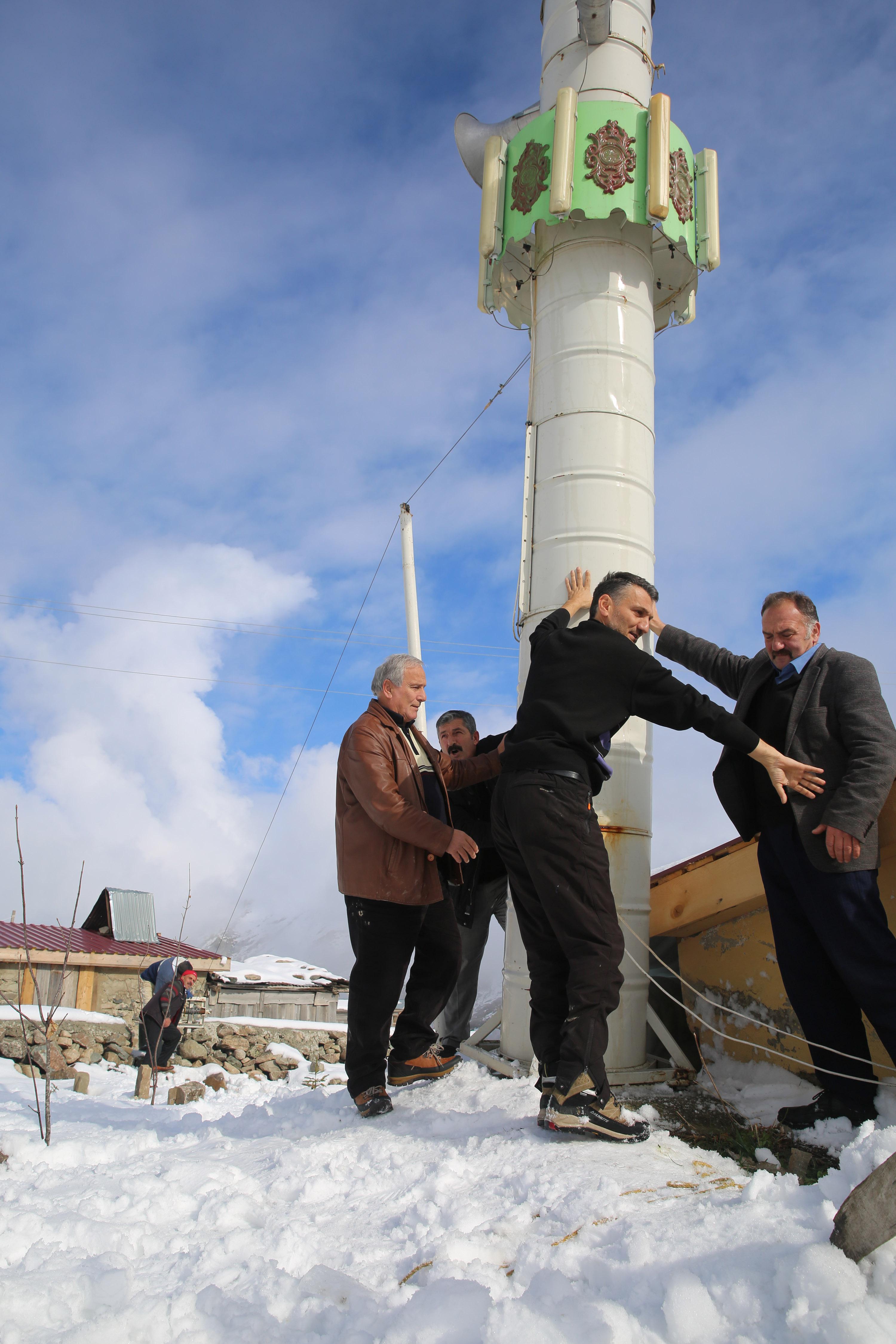 Minareyi çığdan, yan yatırarak koruyorlar - 11