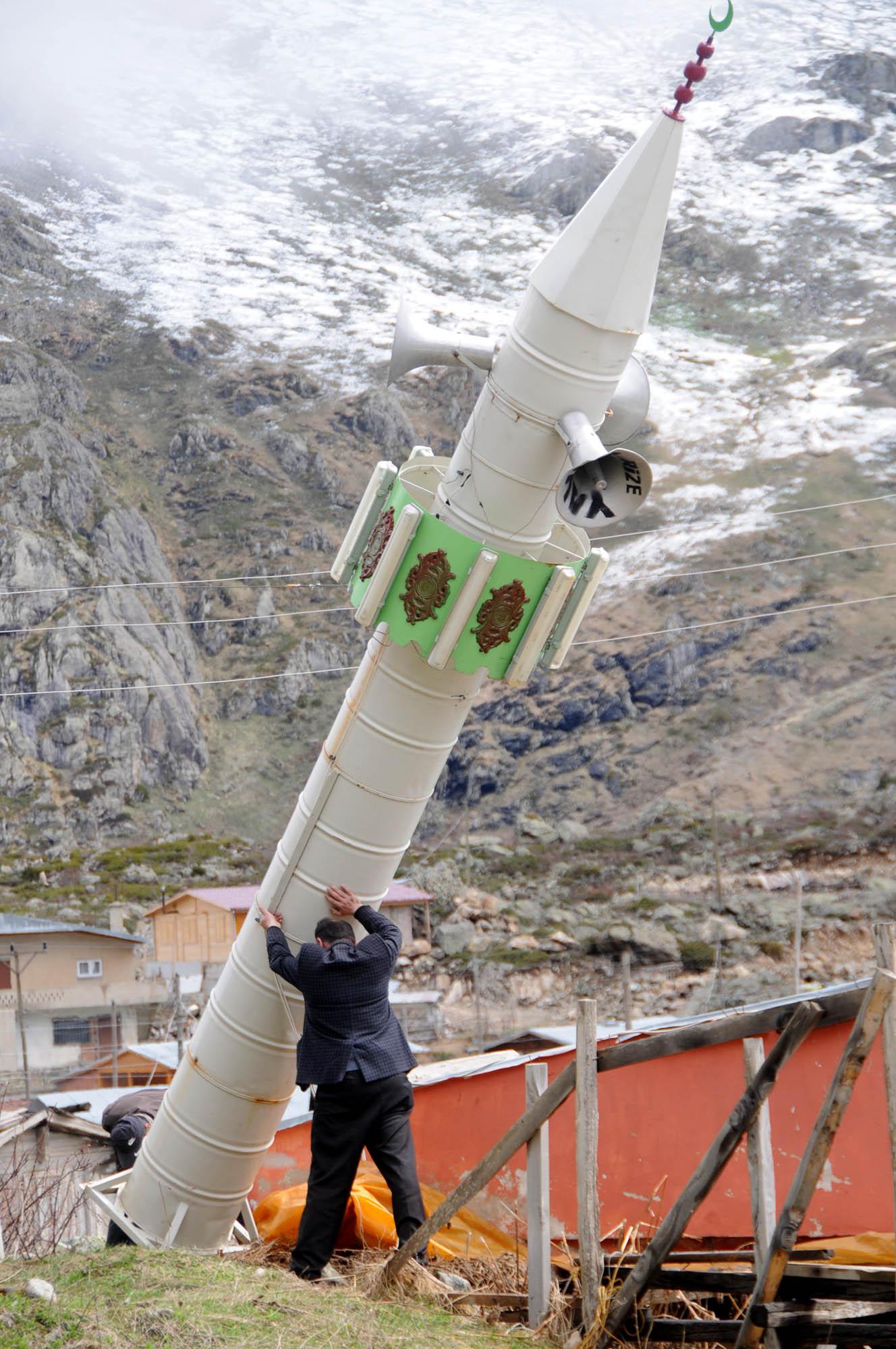 Minareyi çığdan, yan yatırarak koruyorlar - 14