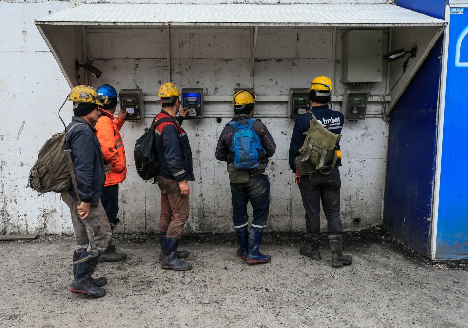 Madencilerin her gün çıktığı zorlu yolculuk - 16