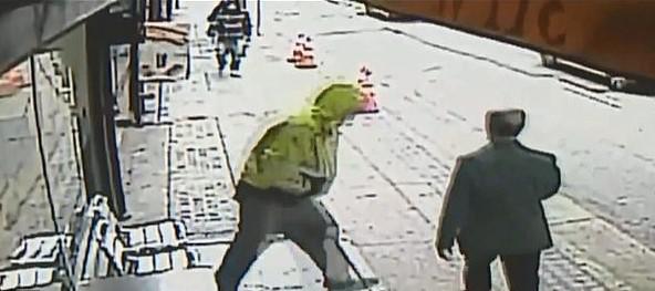 Yolda yürürken bir anda saldırıya uğradı - 2