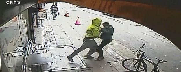 Yolda yürürken bir anda saldırıya uğradı - 3