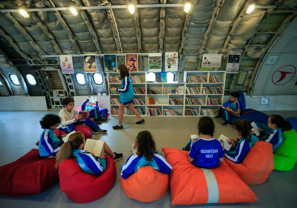 Uçağı eğitim yuvasına çevirdiler - 1