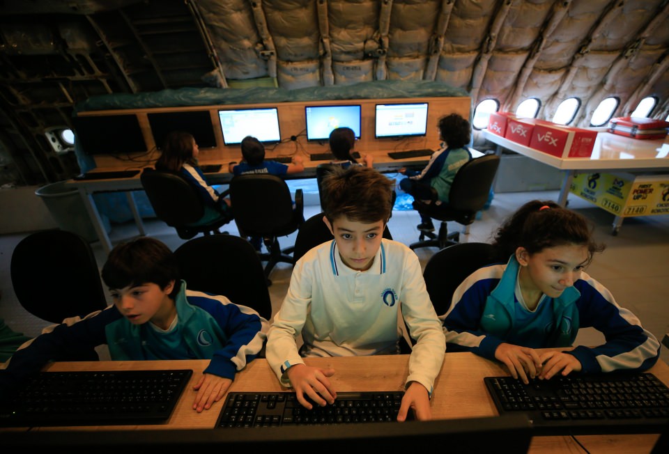 Uçağı eğitim yuvasına çevirdiler - 4