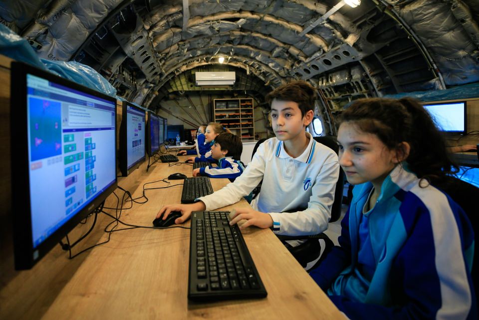 Uçağı eğitim yuvasına çevirdiler - 5