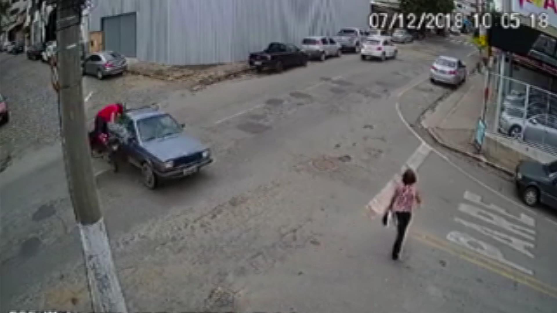 Çarptığı kamyonetin kasasına düşüp ölümden döndü - 2