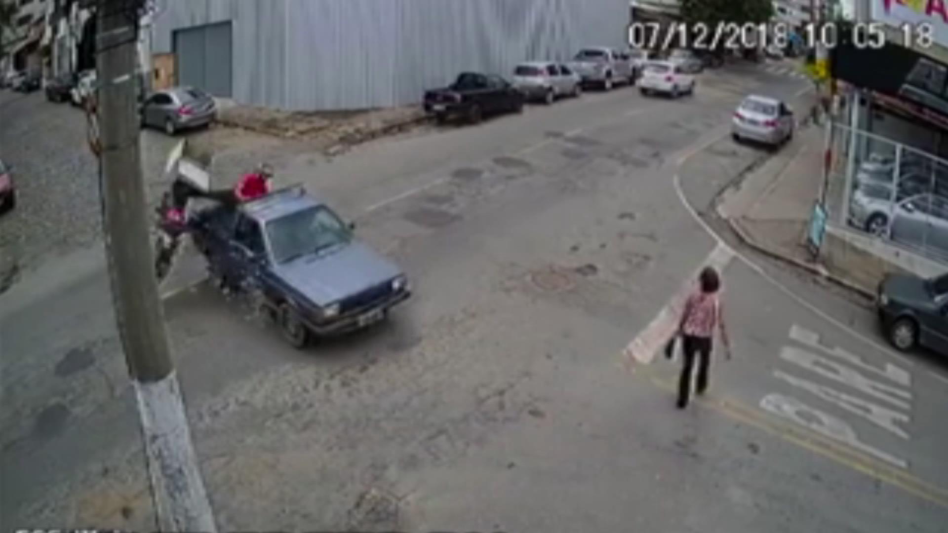 Çarptığı kamyonetin kasasına düşüp ölümden döndü - 3