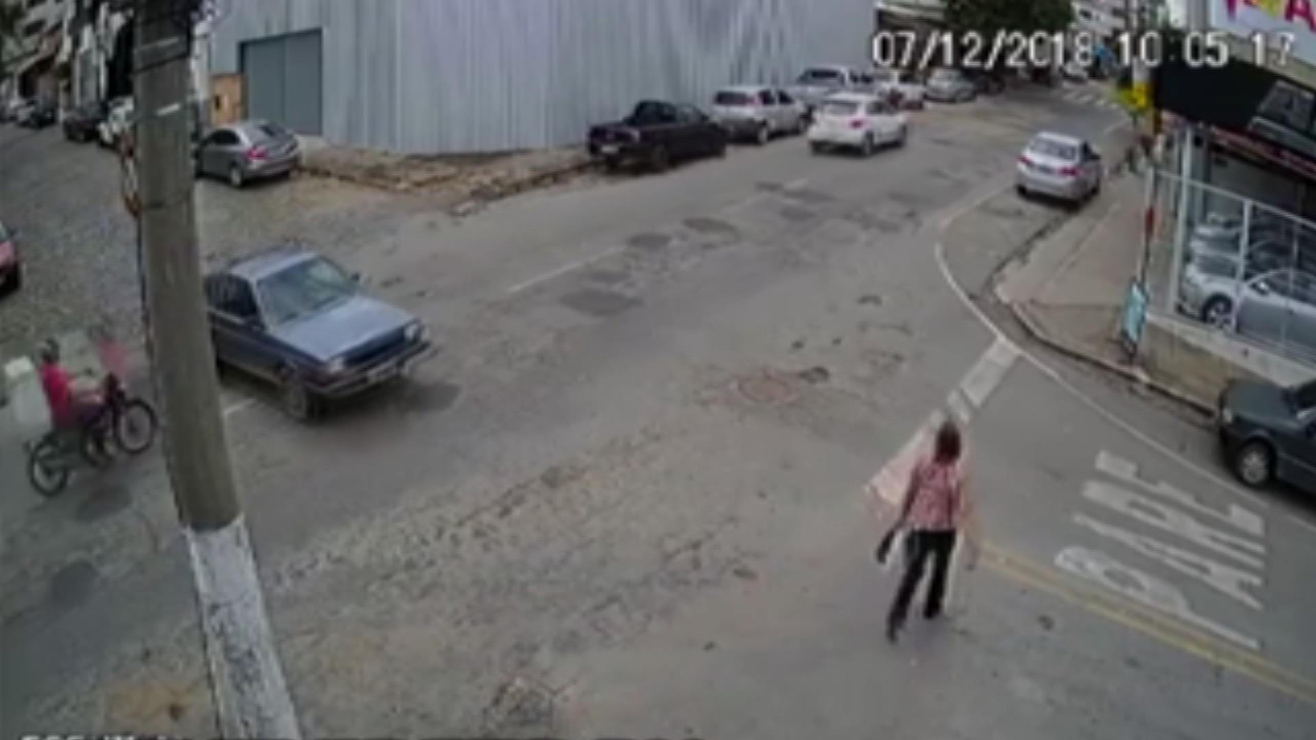 Çarptığı kamyonetin kasasına düşüp ölümden döndü - 1