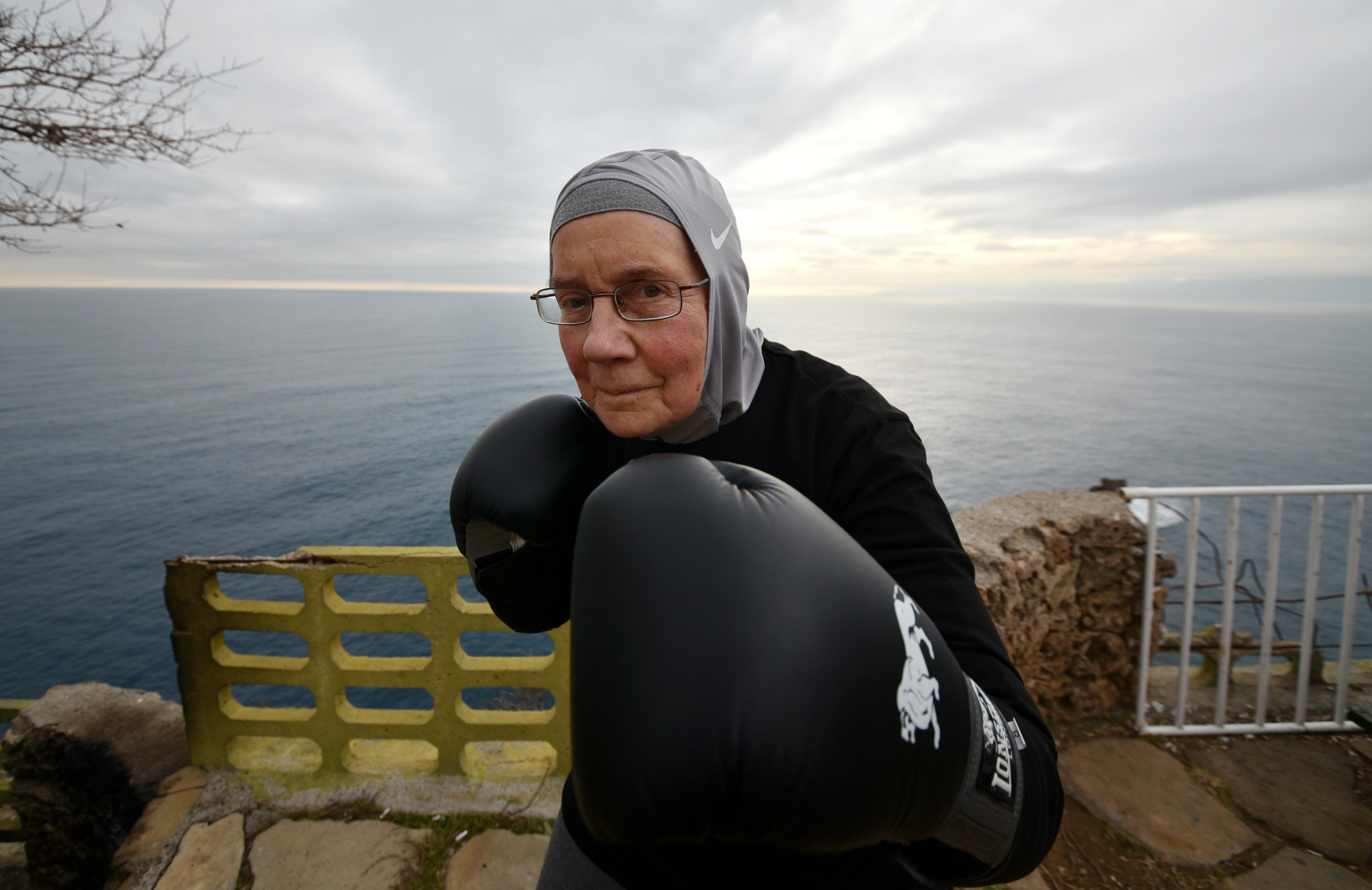 72 yaşındaki Naciye teyze hastalığından dolayı boksa başladı - 2