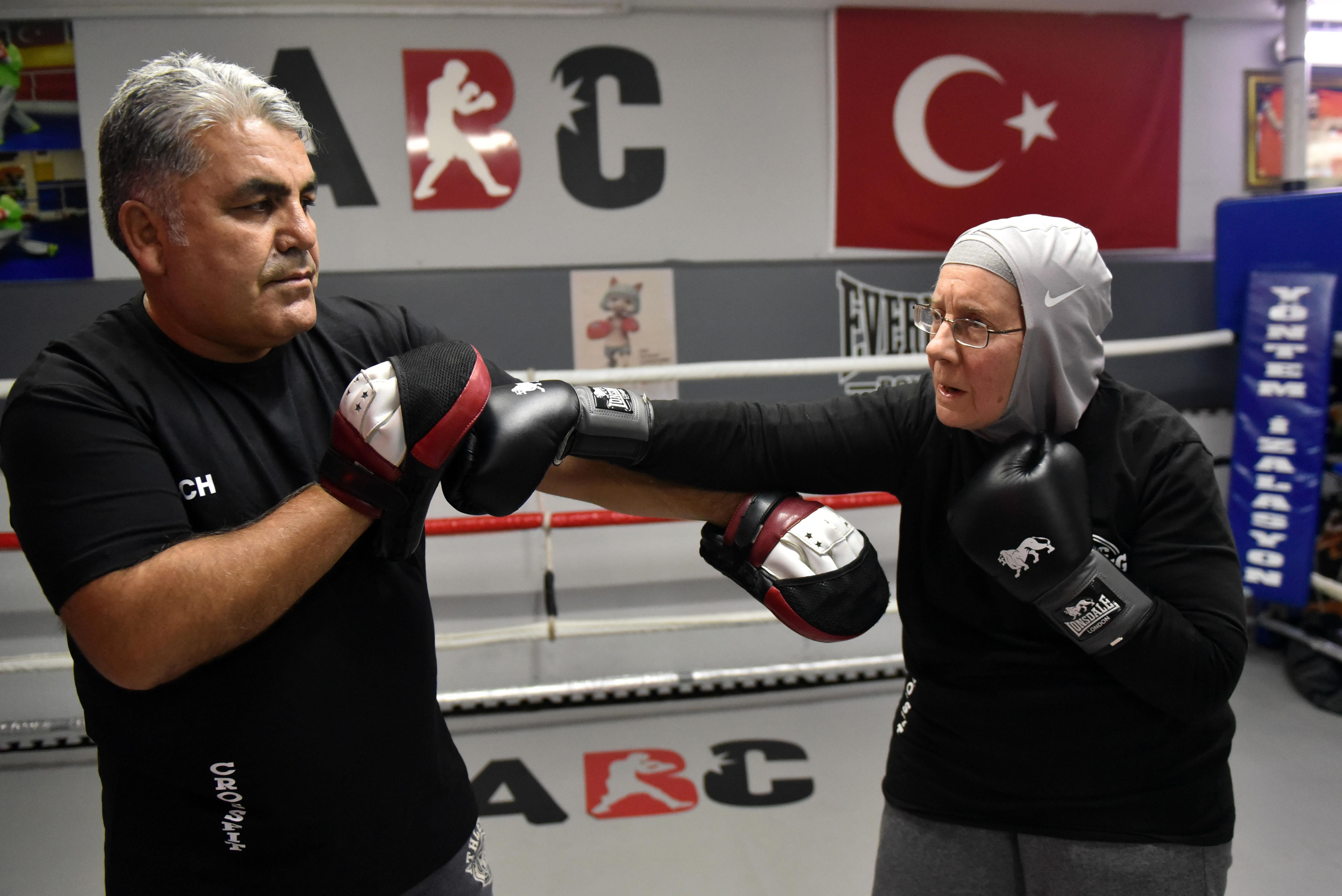 72 yaşındaki Naciye teyze hastalığından dolayı boksa başladı - 3