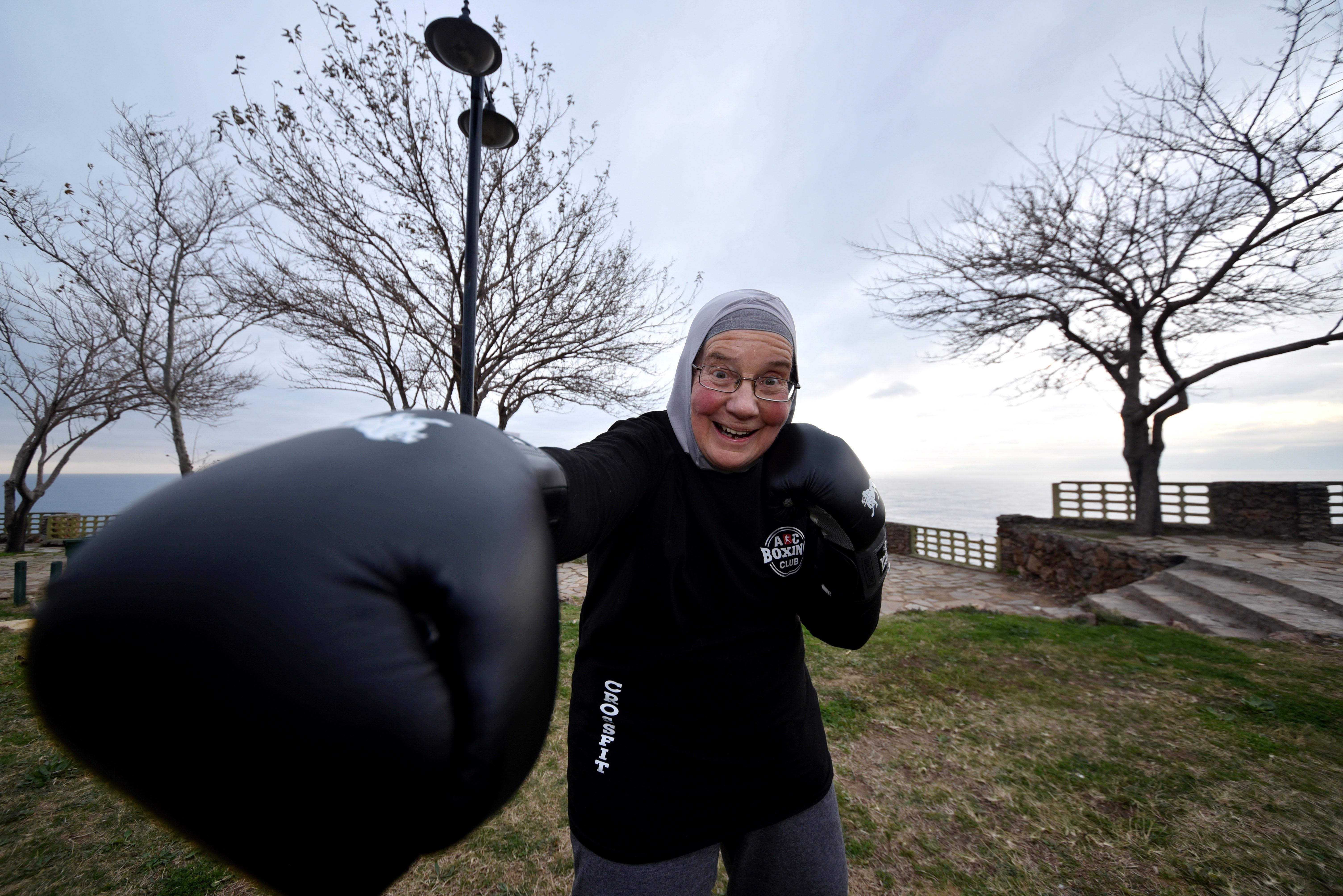 72 yaşındaki Naciye teyze hastalığından dolayı boksa başladı - 1