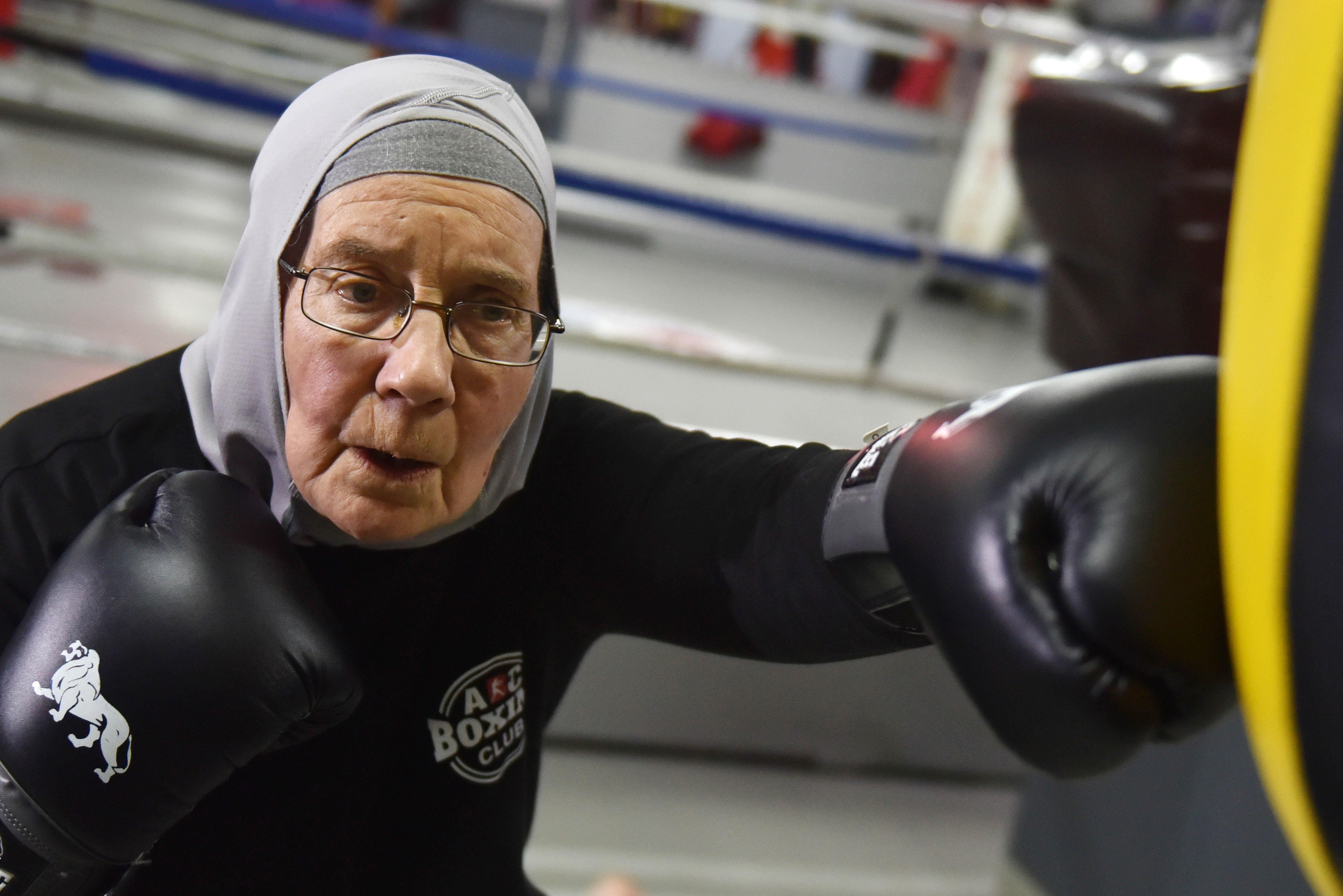 72 yaşındaki Naciye teyze hastalığından dolayı boksa başladı - 5