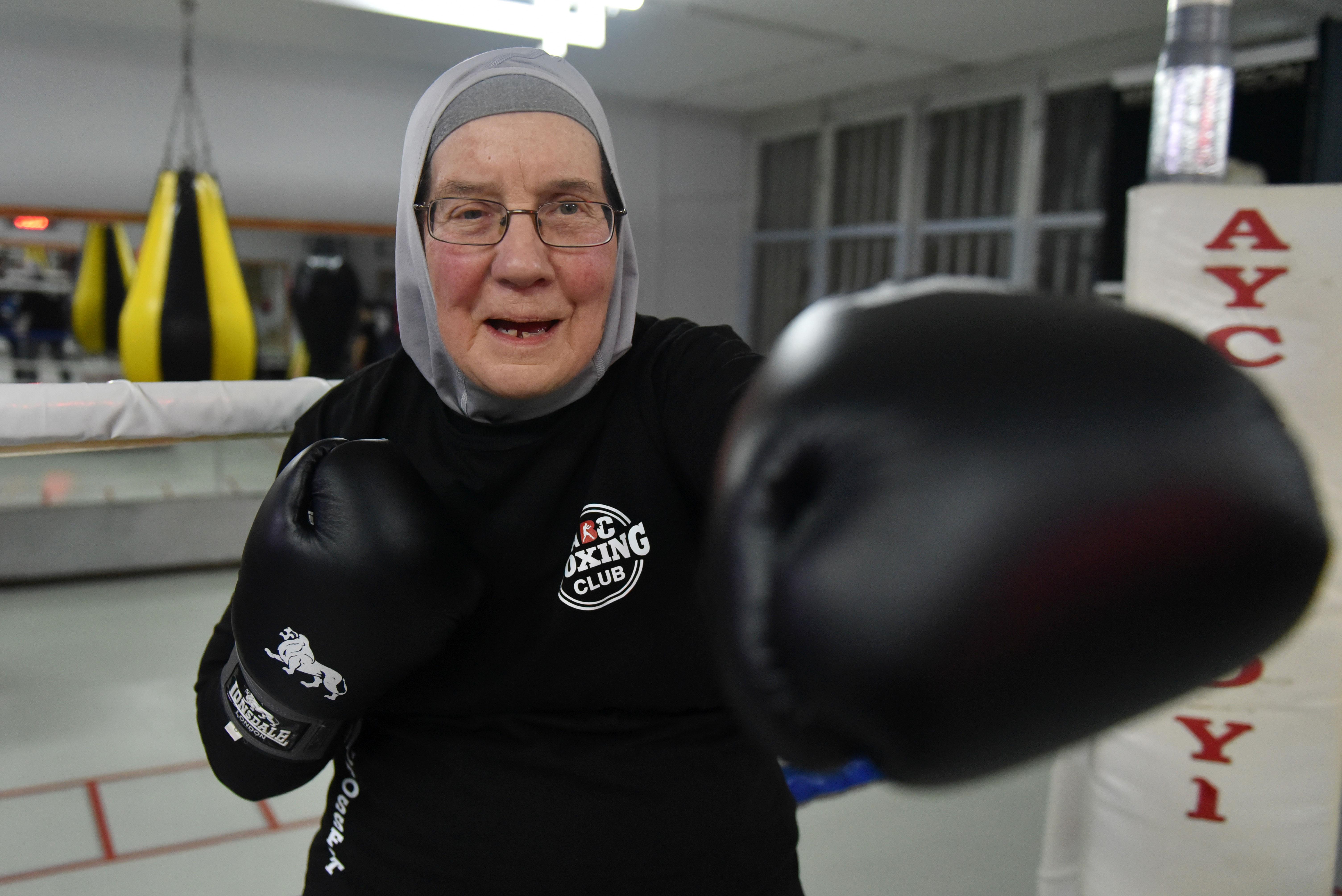 72 yaşındaki Naciye teyze hastalığından dolayı boksa başladı - 7