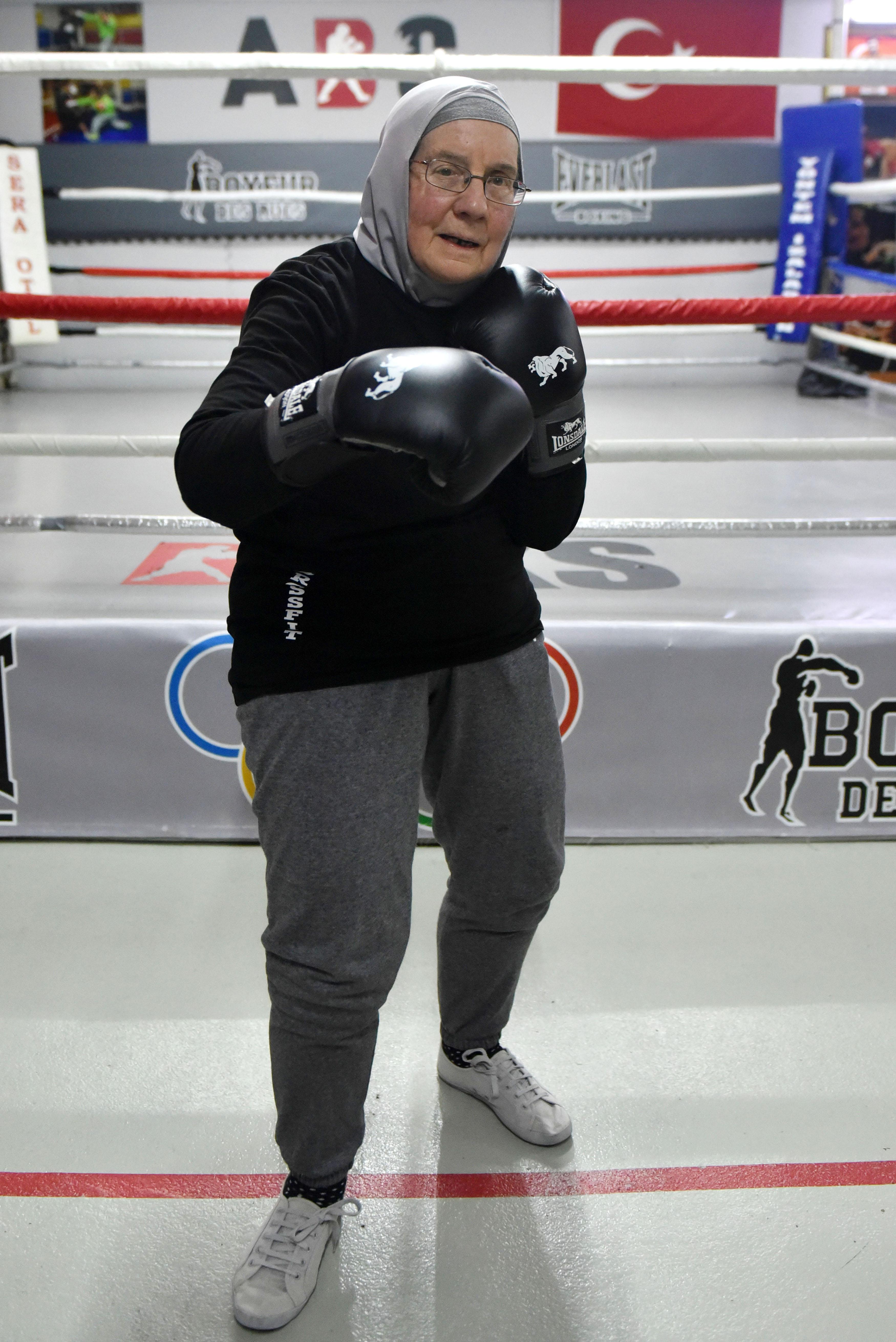 72 yaşındaki Naciye teyze hastalığından dolayı boksa başladı - 6