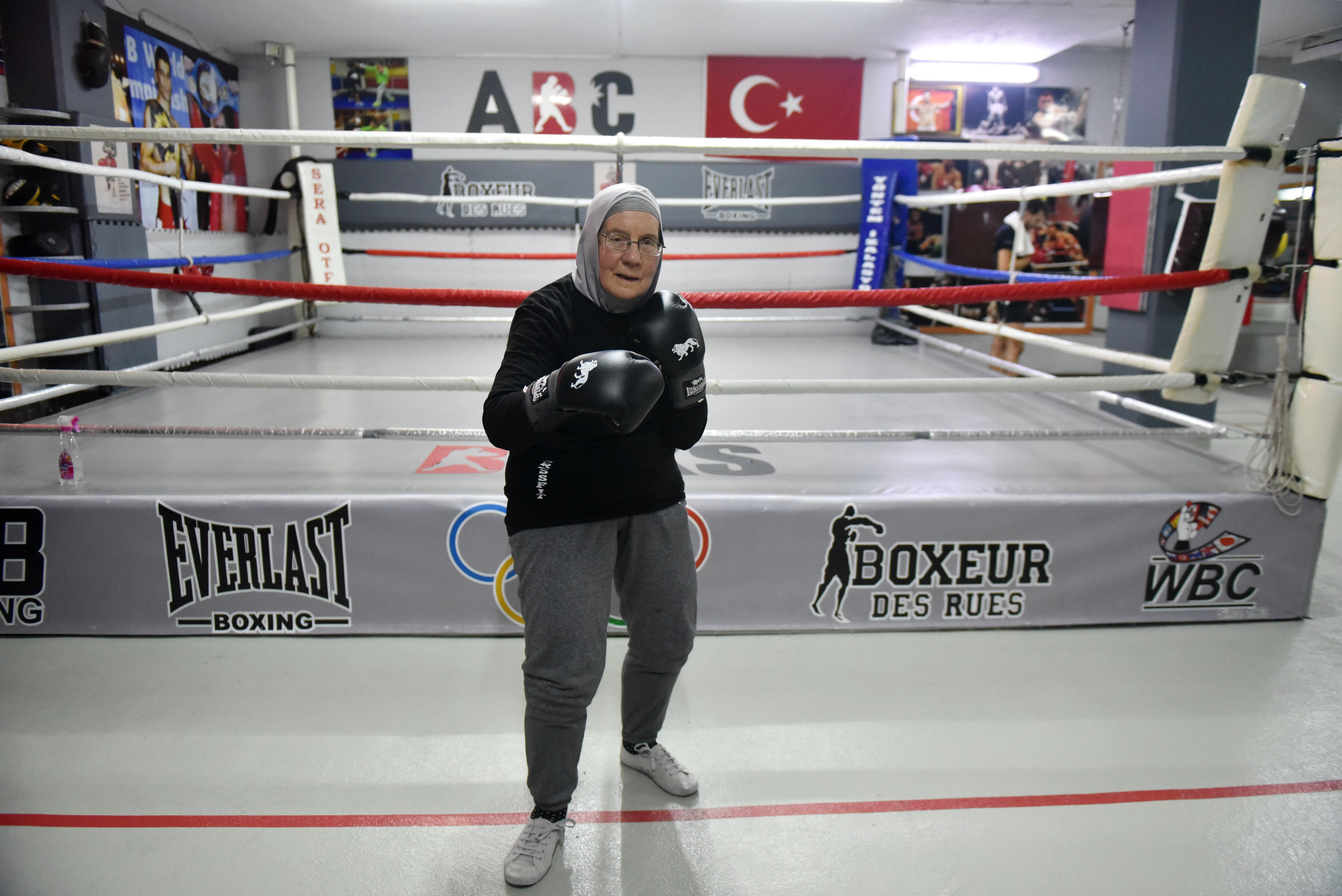 72 yaşındaki Naciye teyze hastalığından dolayı boksa başladı - 8