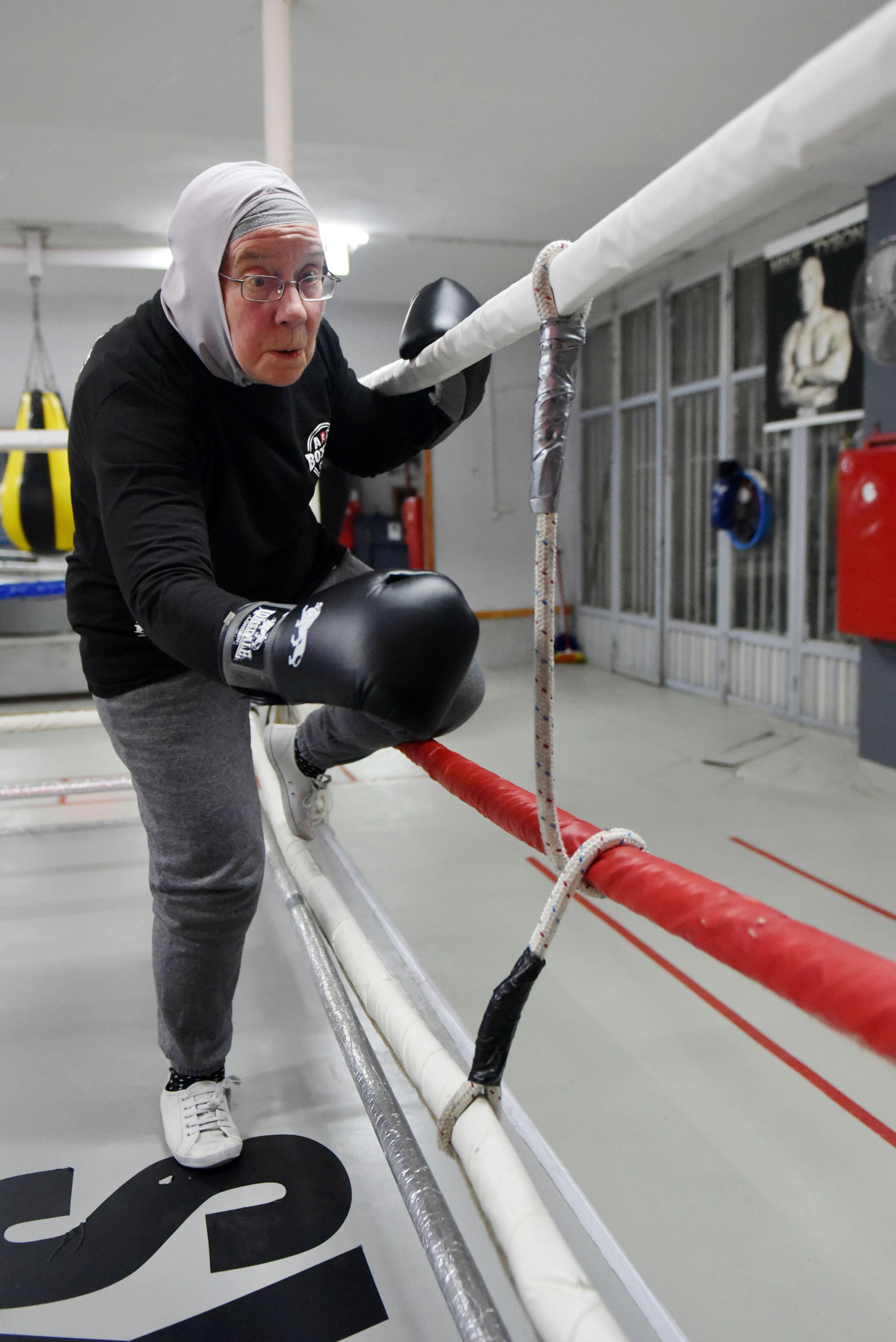 72 yaşındaki Naciye teyze hastalığından dolayı boksa başladı - 9