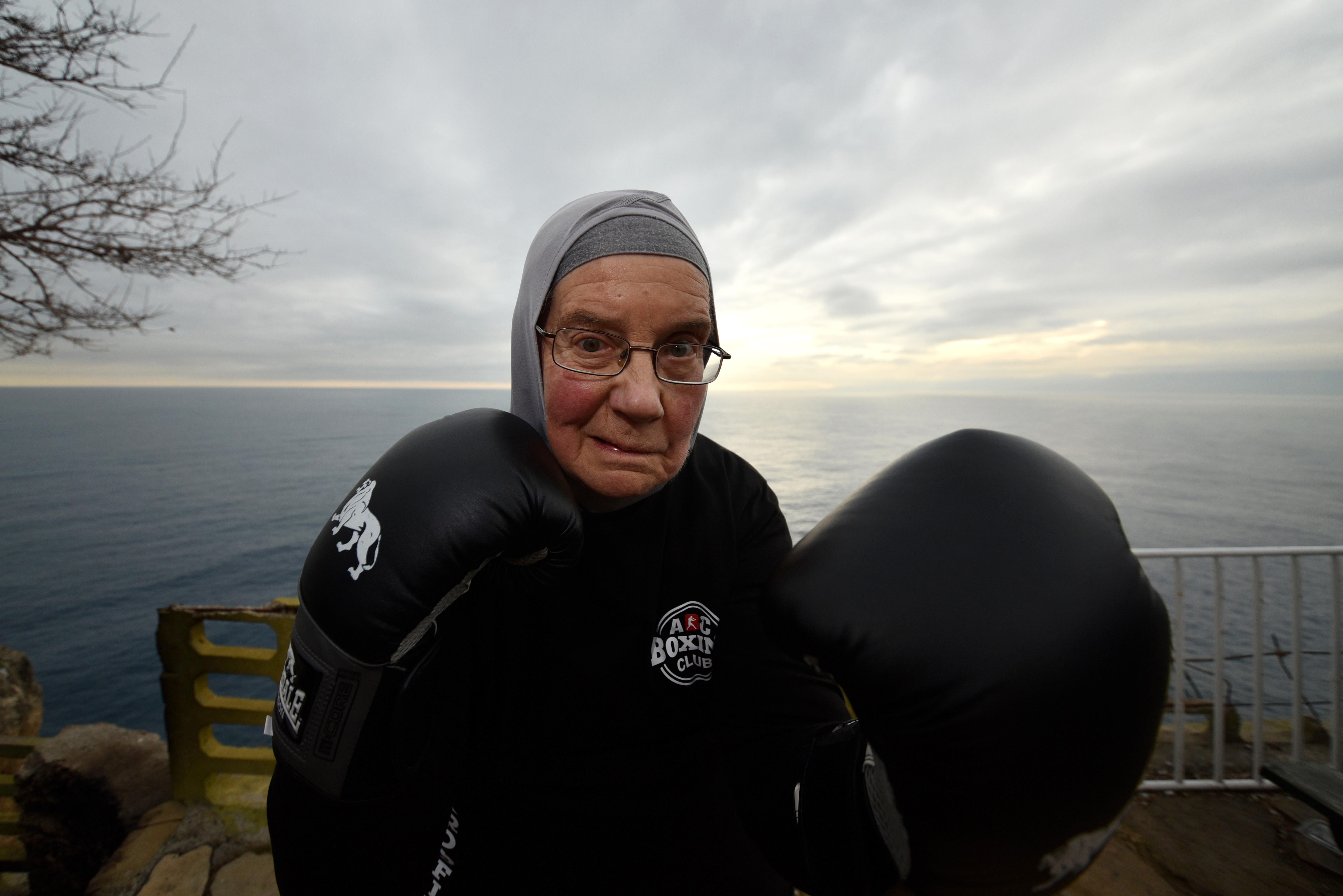 72 yaşındaki Naciye teyze hastalığından dolayı boksa başladı - 10