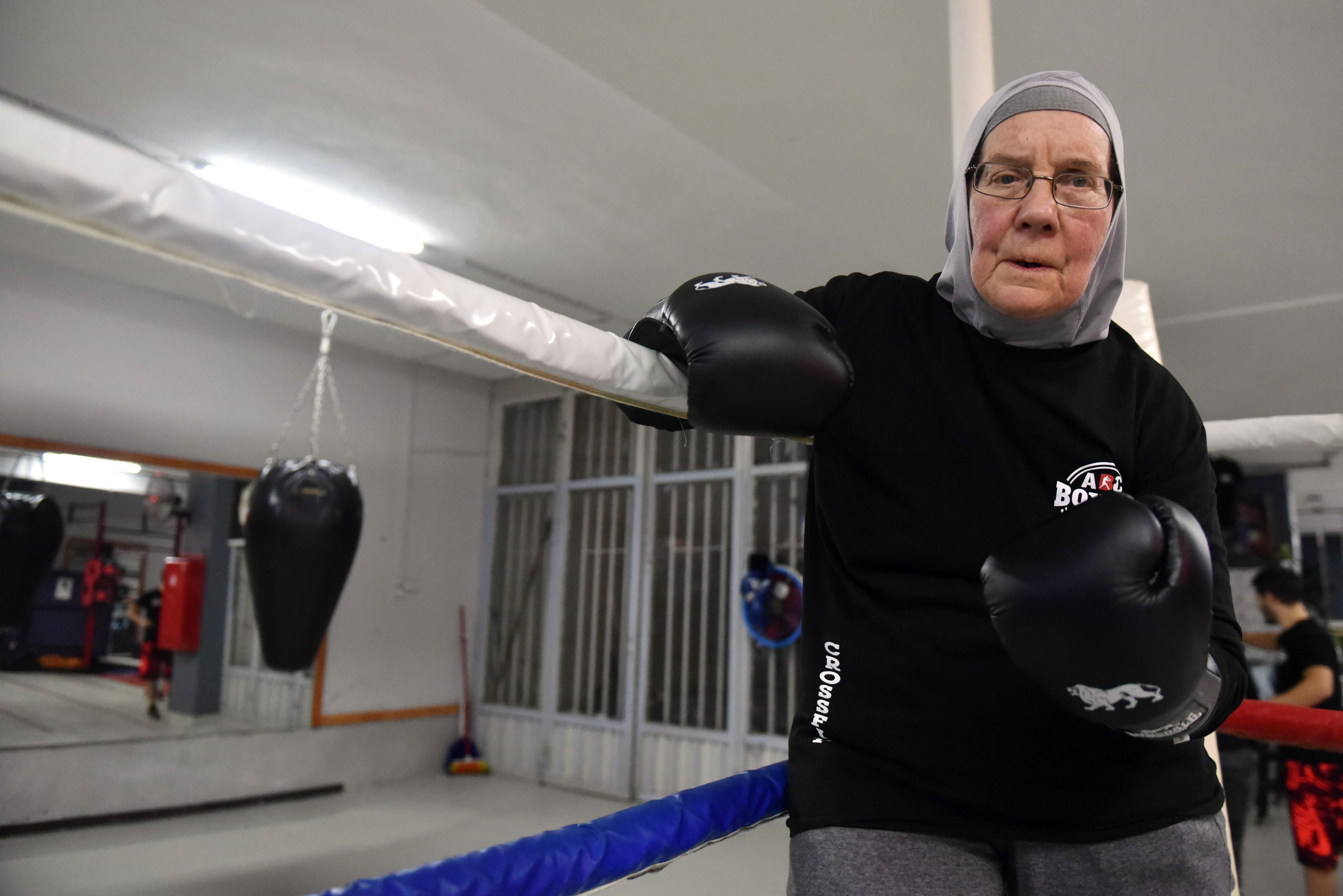 72 yaşındaki Naciye teyze hastalığından dolayı boksa başladı - 11