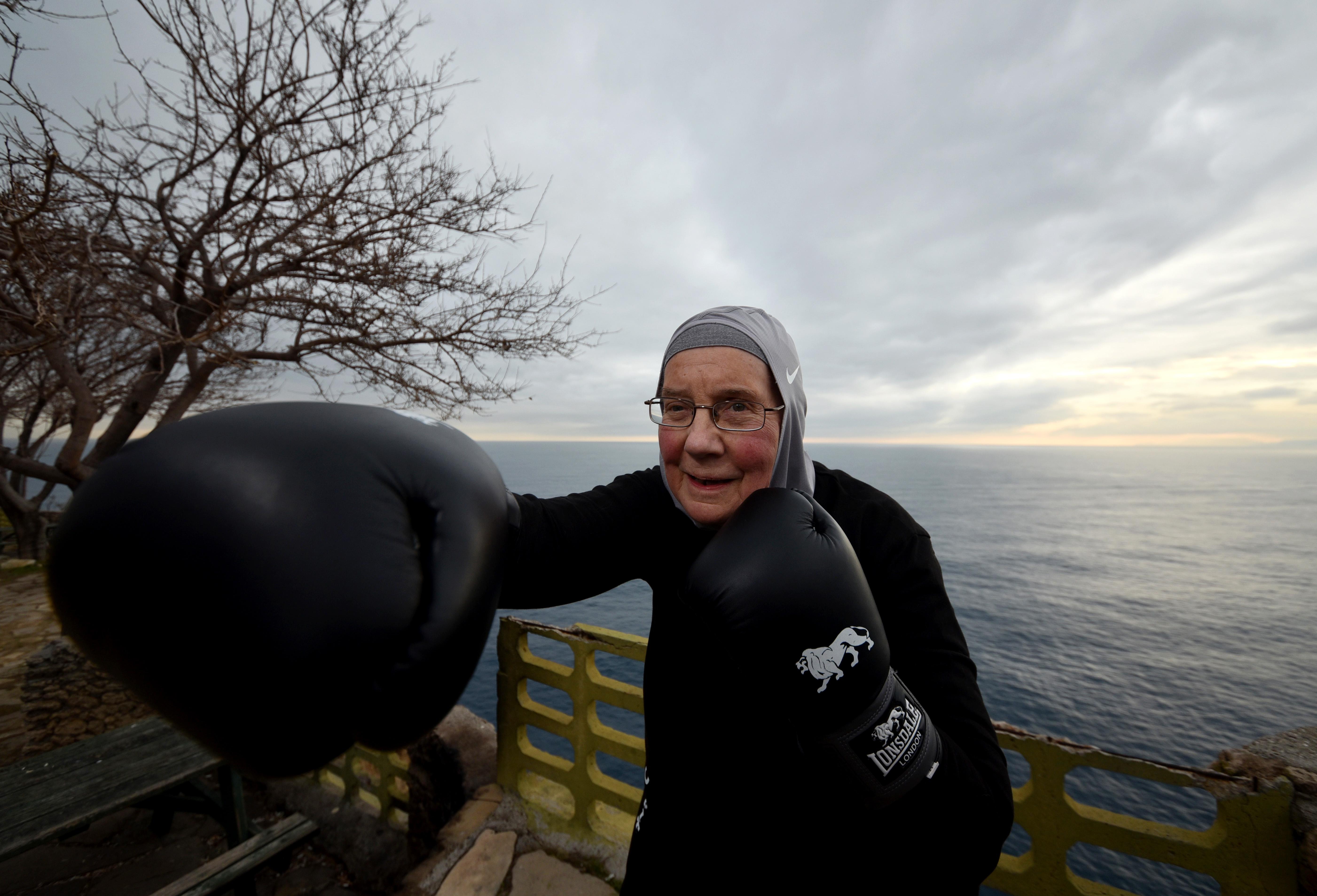 72 yaşındaki Naciye teyze hastalığından dolayı boksa başladı - 12