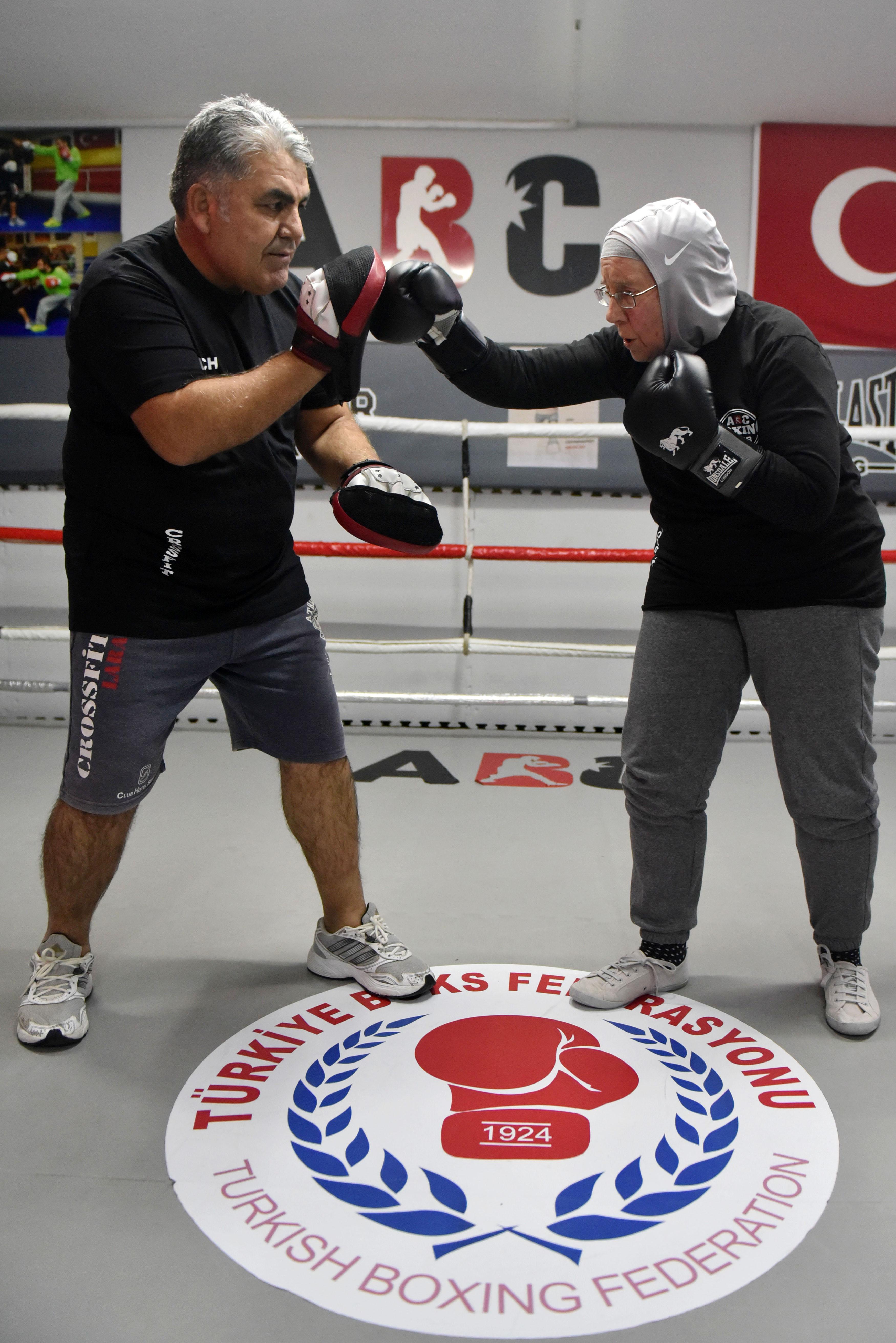 72 yaşındaki Naciye teyze hastalığından dolayı boksa başladı - 13