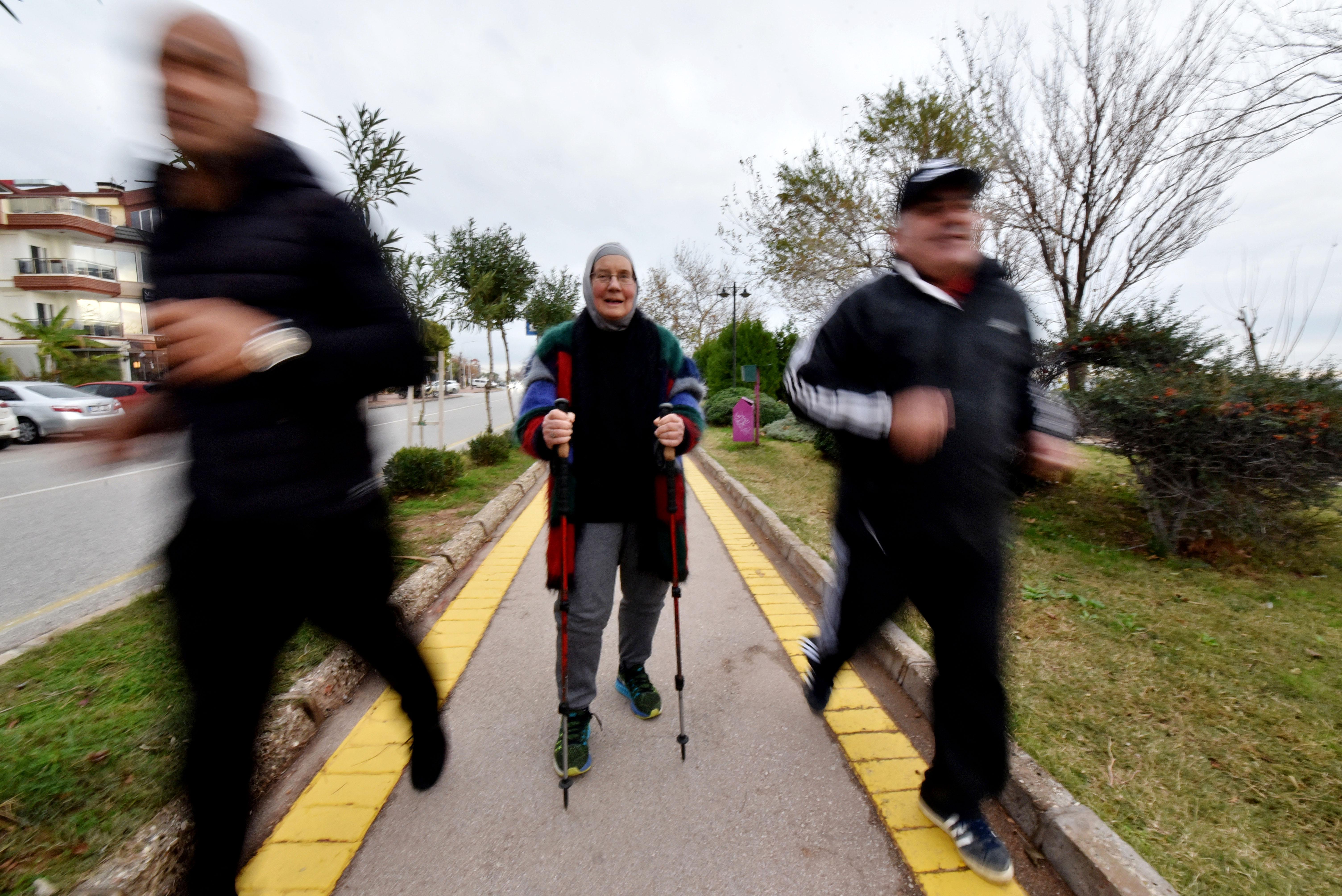 72 yaşındaki Naciye teyze hastalığından dolayı boksa başladı - 14