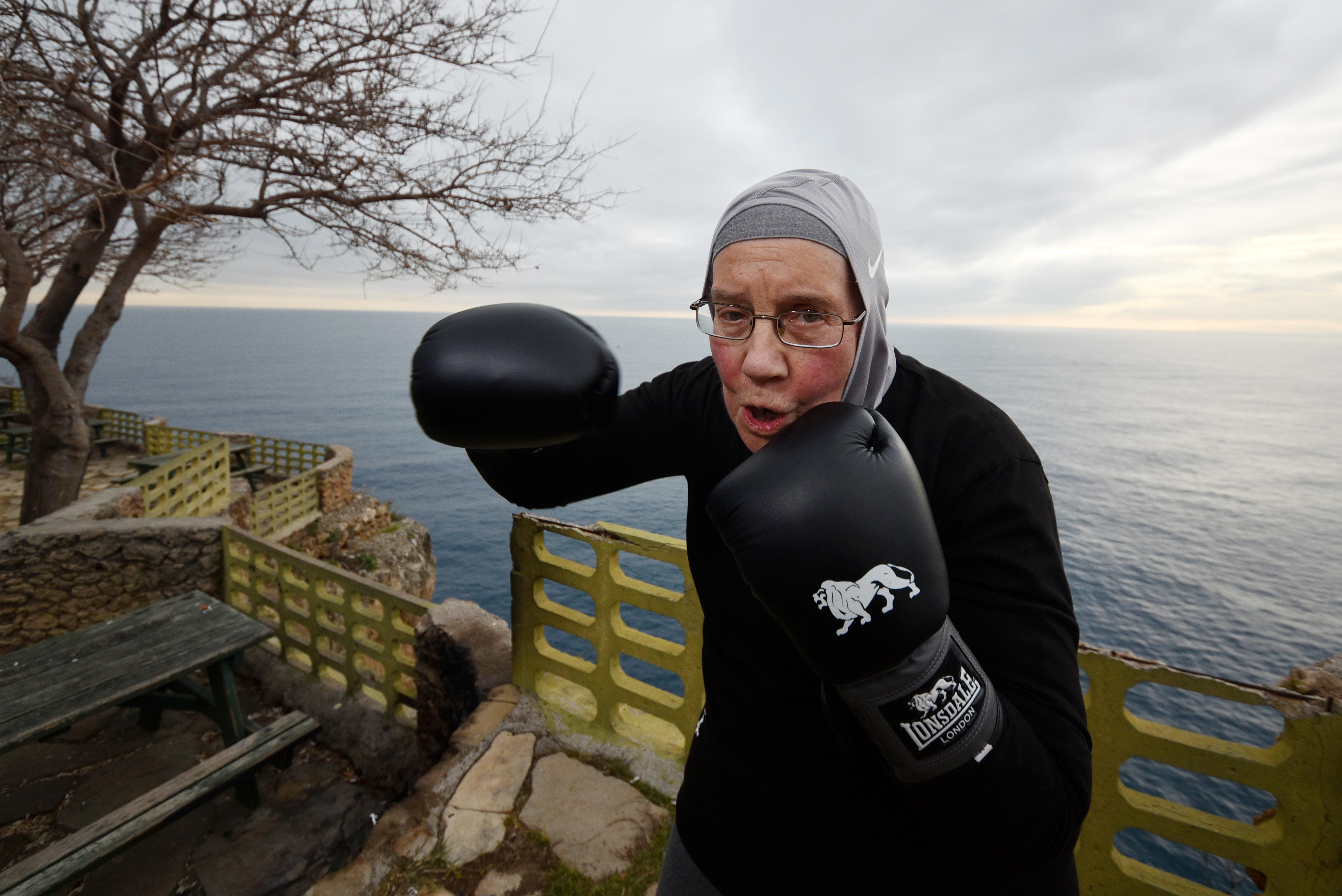 72 yaşındaki Naciye teyze hastalığından dolayı boksa başladı - 16