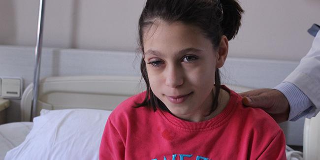 Poşeti bıçakla açmak istedi, az kalsın gözünden oluyordu - 1