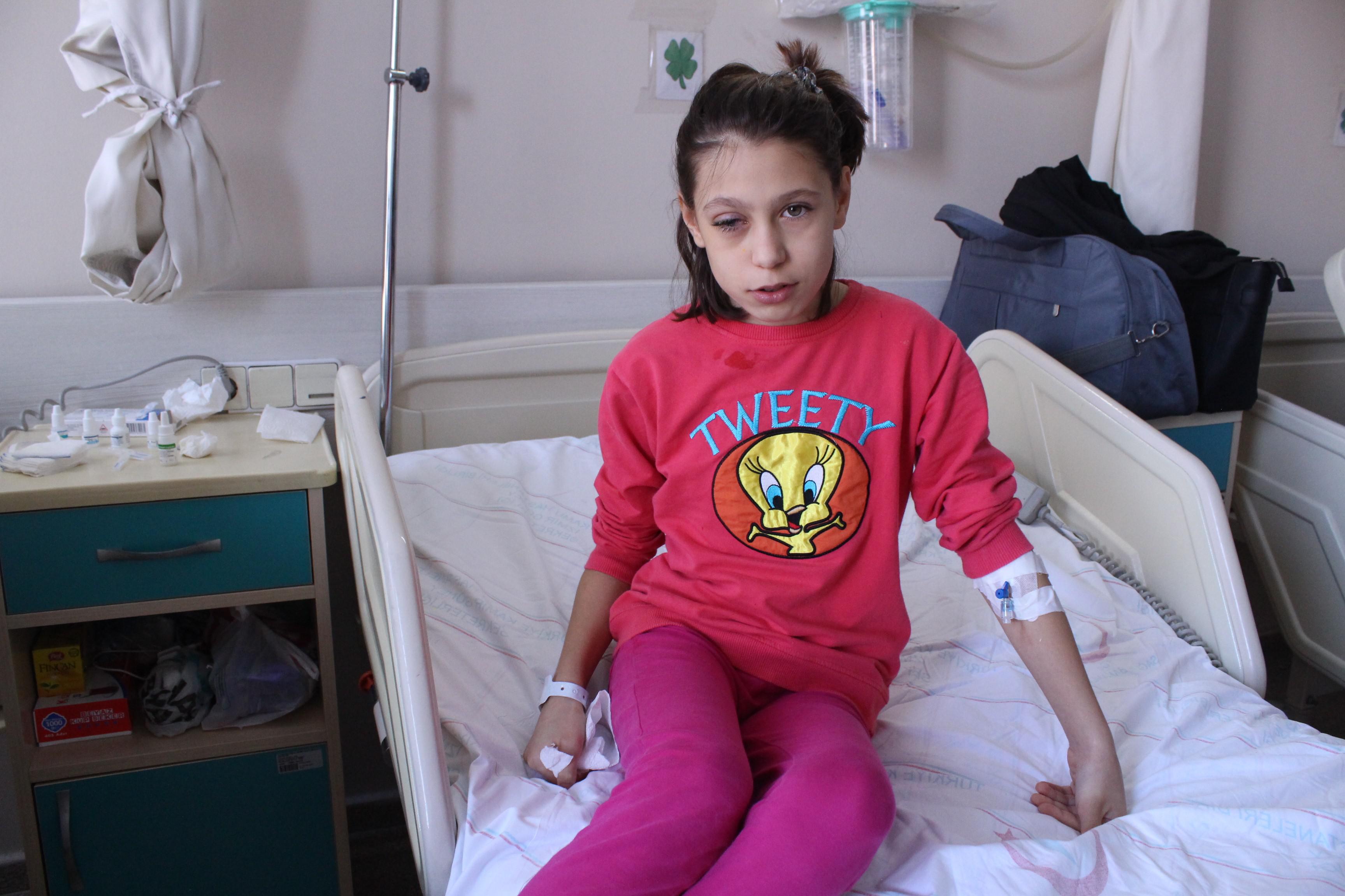 Poşeti bıçakla açmak istedi, az kalsın gözünden oluyordu - 2