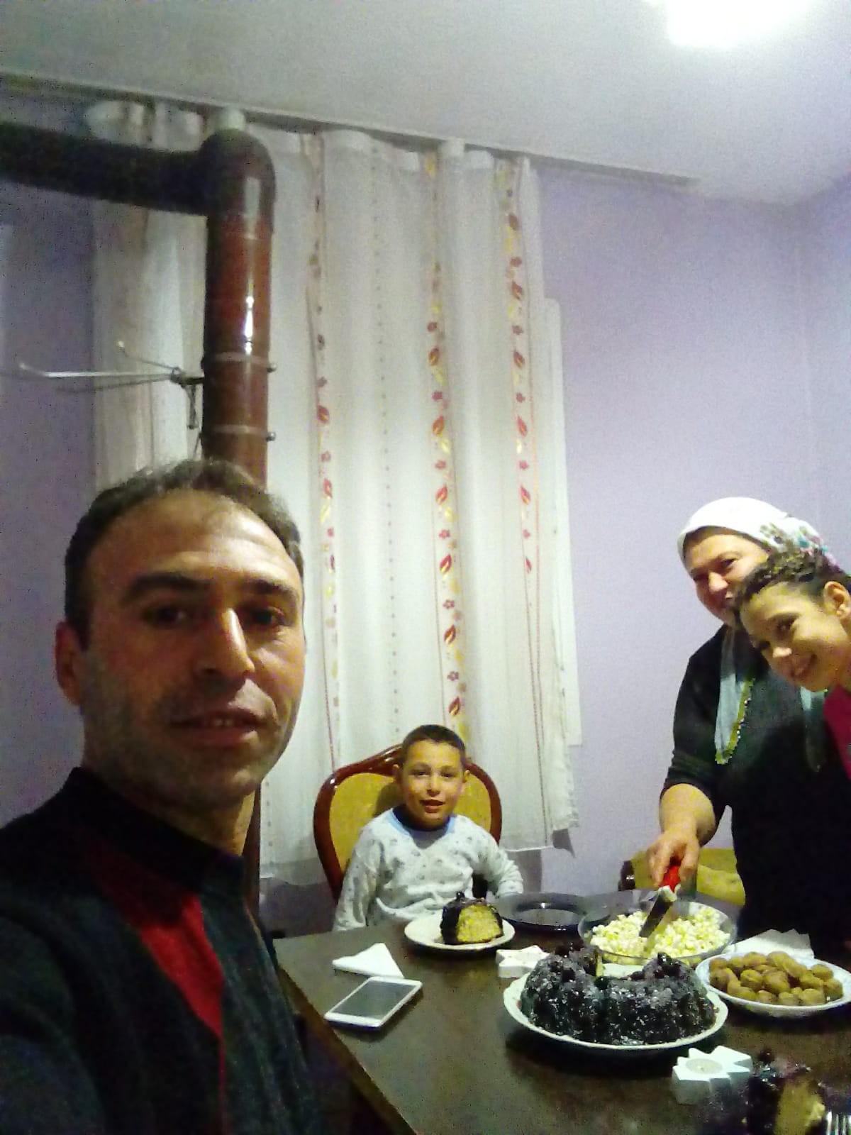 Poşeti bıçakla açmak istedi, az kalsın gözünden oluyordu - 5