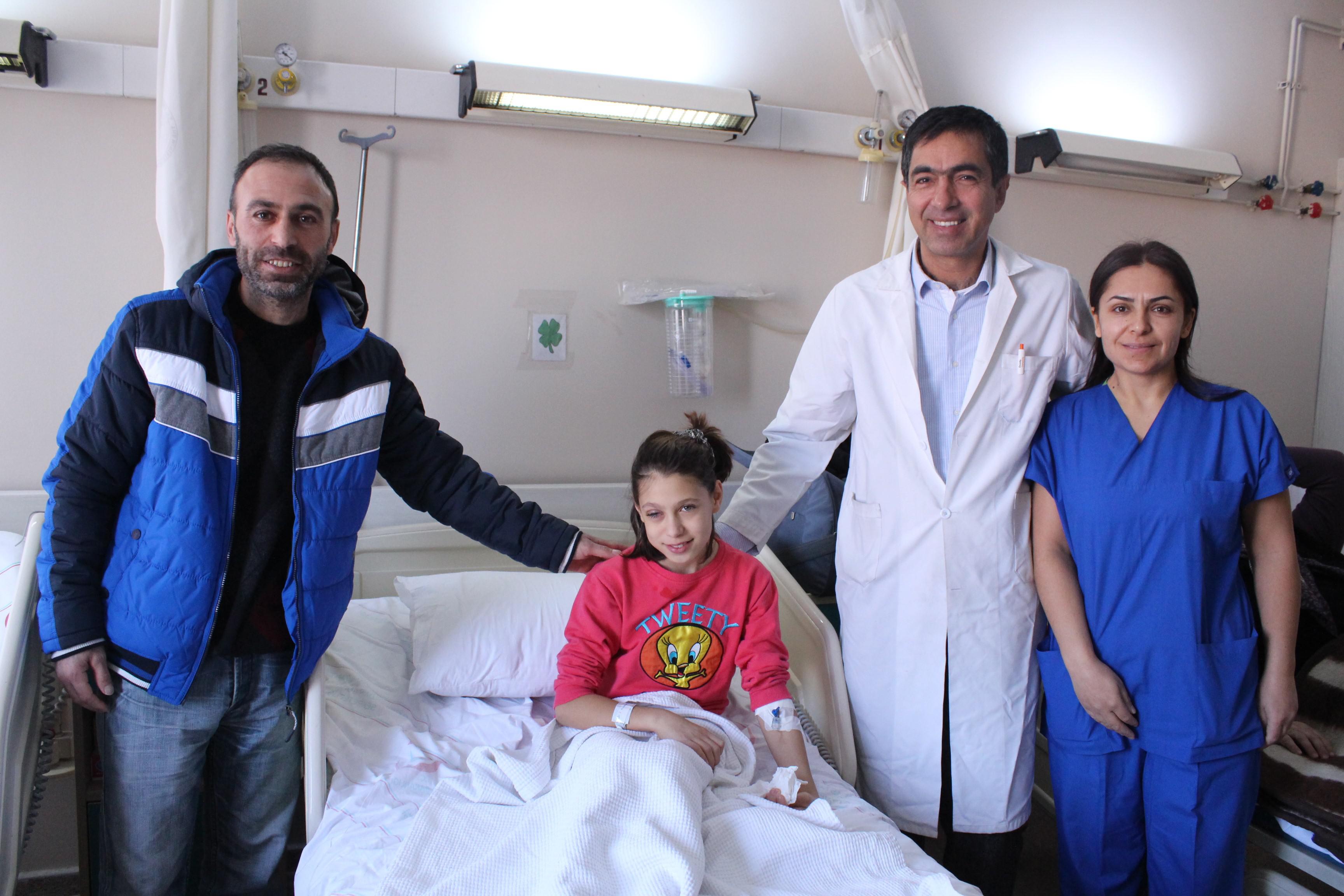 Poşeti bıçakla açmak istedi, az kalsın gözünden oluyordu - 4