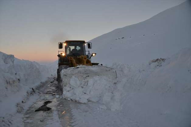 Hakkari'ye ev yüksekliğinde kar yağdı - 3