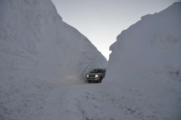 Hakkari'ye ev yüksekliğinde kar yağdı - 1
