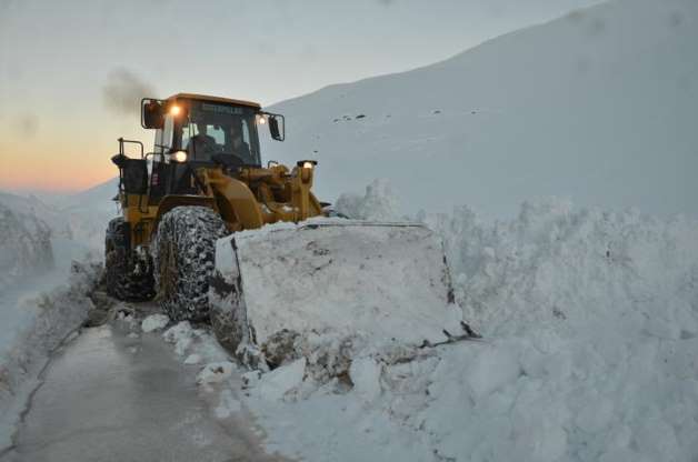Hakkari'ye ev yüksekliğinde kar yağdı - 6