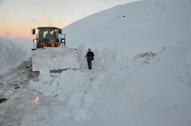 Hakkari'ye ev yüksekliğinde kar yağdı - 8
