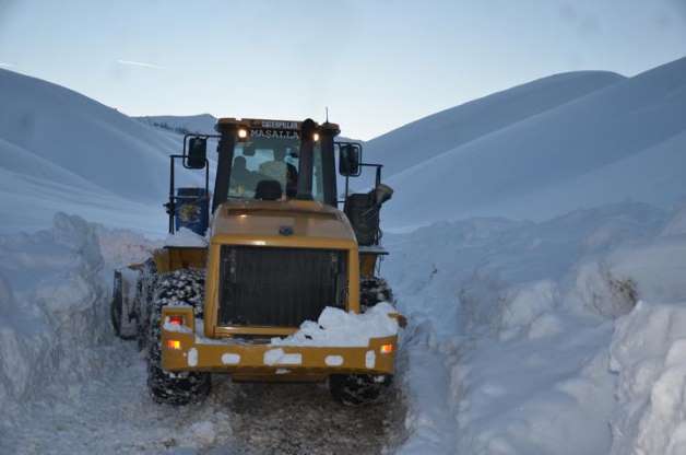 Hakkari'ye ev yüksekliğinde kar yağdı - 9