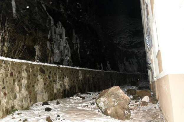 Binanın üzerine dev kayalar düştü - 2