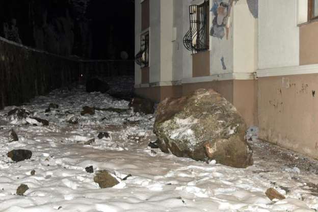 Binanın üzerine dev kayalar düştü - 3