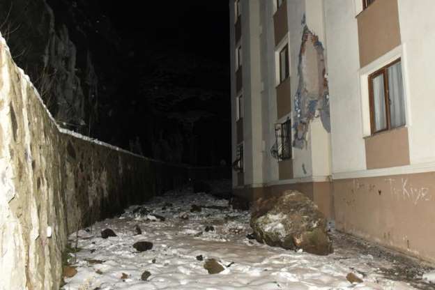 Binanın üzerine dev kayalar düştü - 1