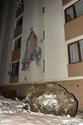 Binanın üzerine dev kayalar düştü - 4