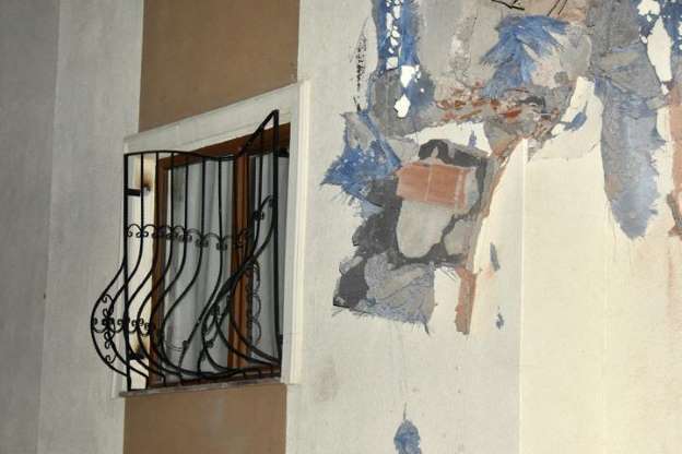 Binanın üzerine dev kayalar düştü - 5