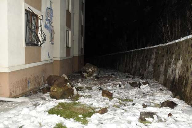 Binanın üzerine dev kayalar düştü - 6