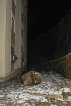 Binanın üzerine dev kayalar düştü - 7