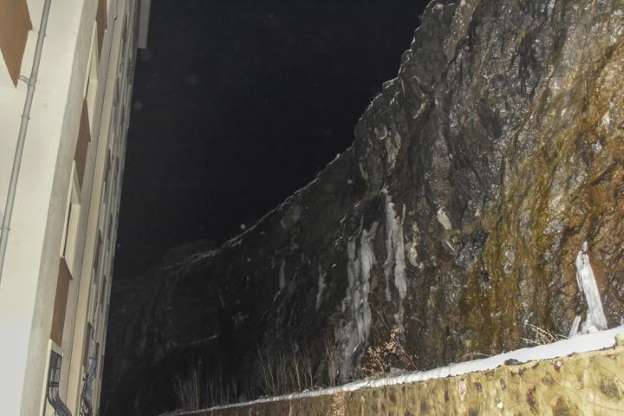 Binanın üzerine dev kayalar düştü - 8