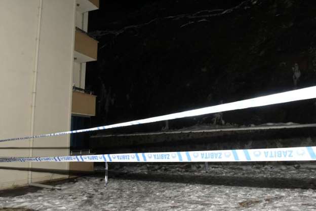 Binanın üzerine dev kayalar düştü - 9