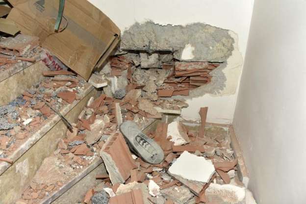 Binanın üzerine dev kayalar düştü - 12