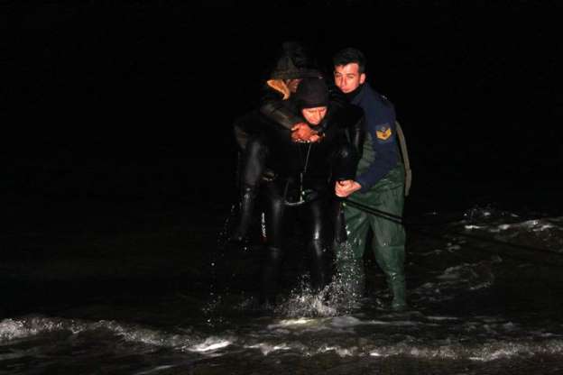 Balıkesir'de göçmenler kayıkta mahsur kaldı - 2