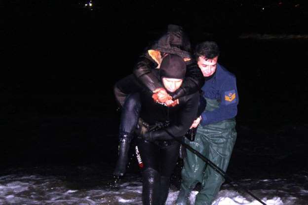 Balıkesir'de göçmenler kayıkta mahsur kaldı - 3