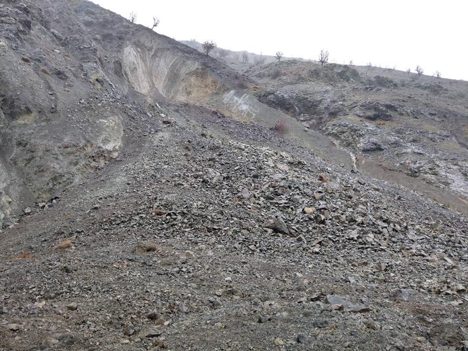 Otomobil toprak altında kaldı - 2